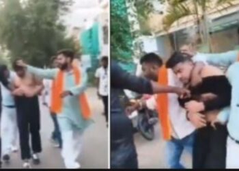 اعتداء مهين على شاب مسلم في ماديا براديش الهندية 

: