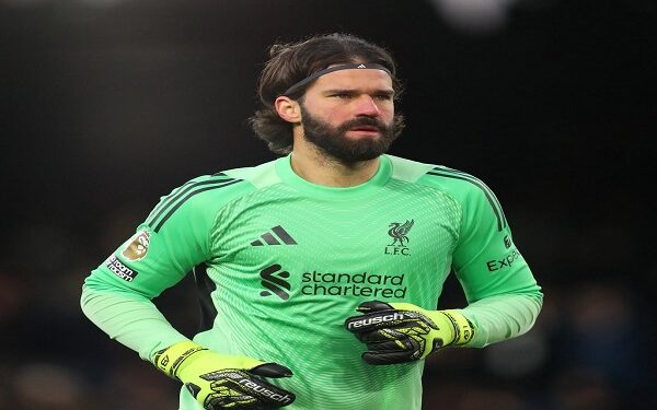 ليفربول يحسم موقفه: أليسون باقٍ في أنفيلد رغم اهتمام يوفنتوس