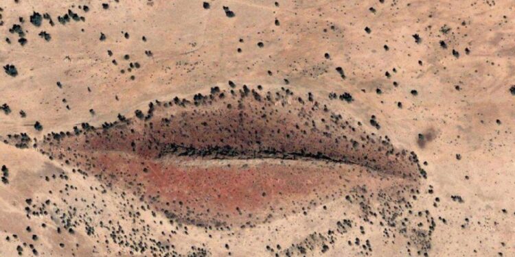 «شفاه عملاقة» تظهر في صحراء السودان.. لغز جيولوجي حيّر مستخدمي الإنترنت