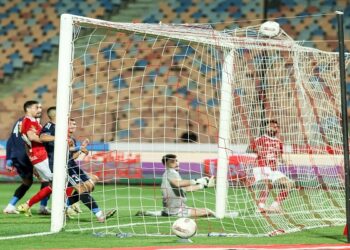 الأهلي يهزم إنبي بثلاثية ويواصل مطاردة الزمالك وبيراميدز