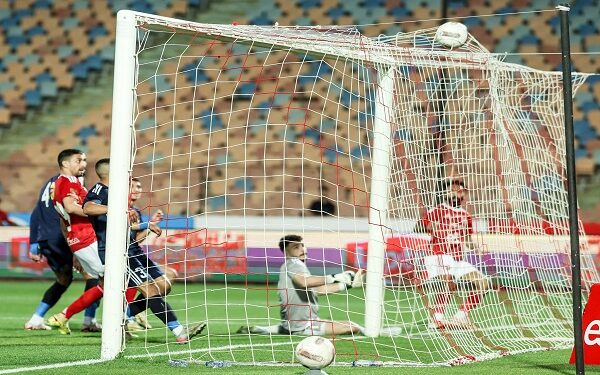 الأهلي يهزم إنبي بثلاثية ويواصل مطاردة الزمالك وبيراميدز