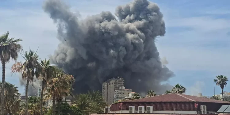 إسرائيل تسابق التوقيع بهجمات برية وجوية على جنوب لبنان