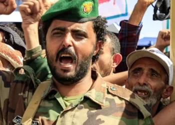 البحر الأحمر على صفيح ساخن.. هل تنقل "أنصار الله" المواجهة مع إسرائيل إلى القرن الإفريقي؟