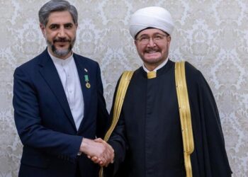 مفتي روسيا يمنح المستشار الثقافي الإيراني وسام "المسلمون الروس" تقديرًا لجهوده في تعزيز الوحدة الروحية