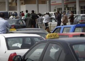 تحركات مكثفة لاحتواء أزمة الوقود في ليبيا وسط زيادة الضخ وتراجع تدريجي للازدحام