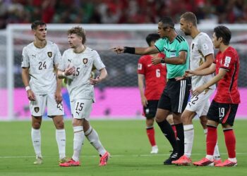 فيفا يسند مباراة الأرجنتين والنمسا للطاقم المصري بقيادة أمين عمر