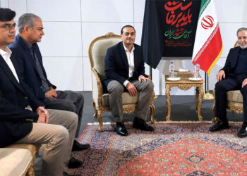 عاصم منير يلتقي عراقجي في طهران خلال مراسم تشييع خامنئي