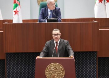 هل يتجه تبون إلى تشكيل حكومة سياسية في الجزائر بعد عودة البرلمان؟
