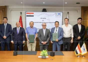 وفد الشركة التركى بعد توقيع عقد المشروع بالسخنة مع رئيس الهيئة الاقتصادية