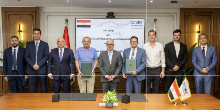 وفد الشركة التركى بعد توقيع عقد المشروع بالسخنة مع رئيس الهيئة الاقتصادية