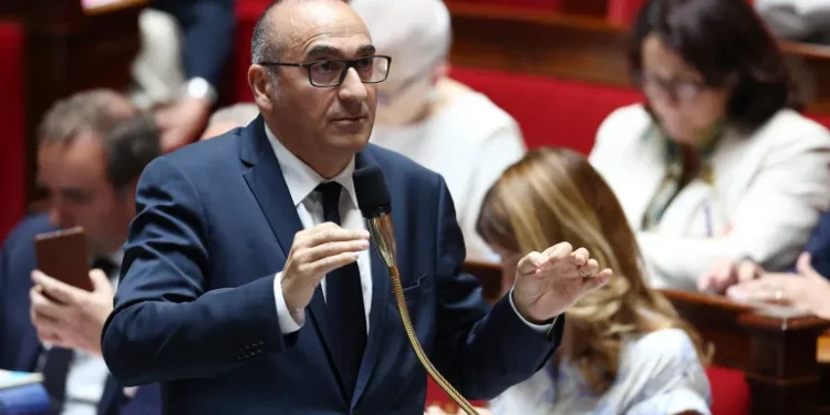 مشروع التغلغل الإسلامي يشعل جدلاً واسعًا حول الحريات في فرنسا