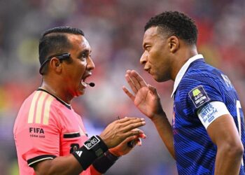 فيفا يرد على ديشامب ويدعم حكم مباراة فرنسا وإسبانيا