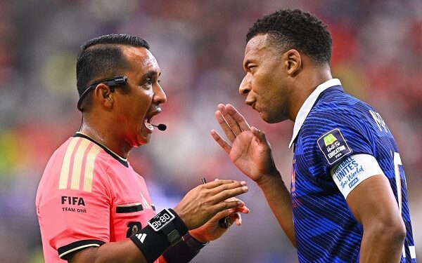 فيفا يرد على ديشامب ويدعم حكم مباراة فرنسا وإسبانيا