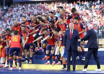 لاعبو إسبانيا والأرجنتين يتجاهلون ترامب في مراسم تتويج المونديال