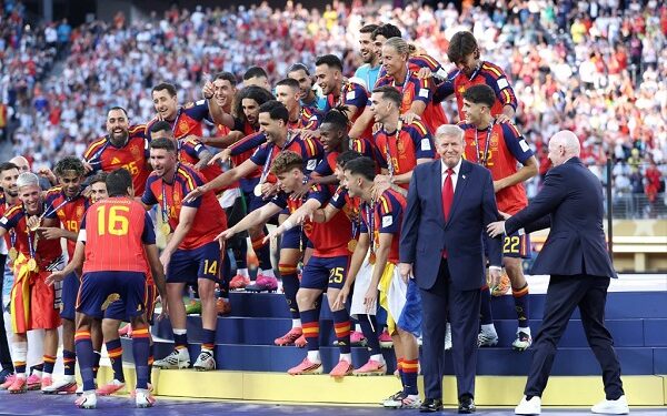 لاعبو إسبانيا والأرجنتين يتجاهلون ترامب في مراسم تتويج المونديال