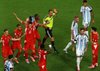 إمبولو أول لاعب يُطرد بقانون الهوية الخاطئة الجديد في المونديال