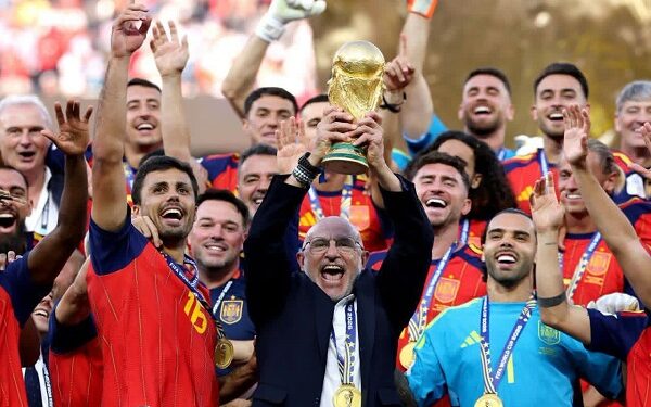 دي لا فوينتي: فخور بجيل إسبانيا الذهبي بعد التتويج بكأس العالم 2026