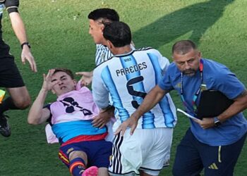 فيفا يحقق في مشادة نهائي المونديال.. إيقاف محتمل لباريديس ومولينا