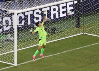 يوفنتوس يدخل سباق التعاقد مع ياسين بونو وسط غموض مستقبله مع الهلال