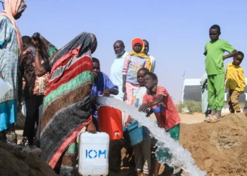 العطش يطارد السودانيين.. الحرب تحوّل الحصول على كوب ماء إلى معركة يومية