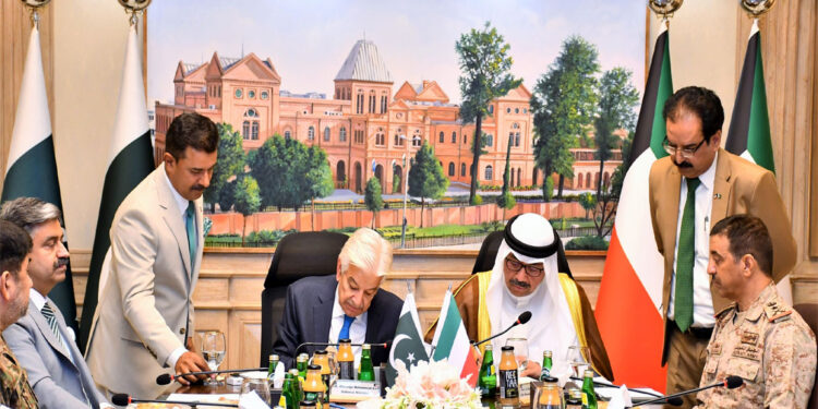 باكستان والكويت توقعان اتفاقية بروتوكول دفاعية لعام 2026