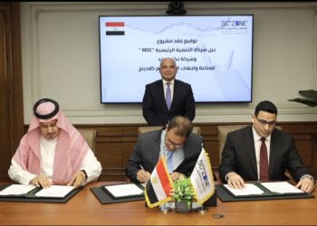 الجانبان المصرى والسعودى اثناء توقيع العقد بالسخنة- خاص