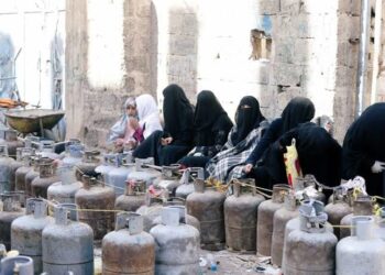 أزمة الغاز تشل عدن.. أسطوانة الغاز تقفز إلى 18 ألف ريال وتوقف حافلات النقل