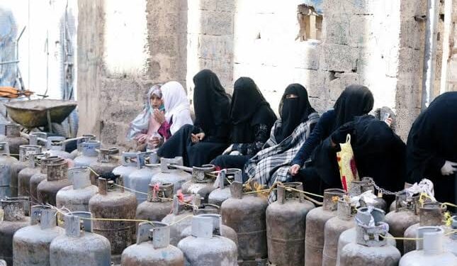 أزمة الغاز تشل عدن.. أسطوانة الغاز تقفز إلى 18 ألف ريال وتوقف حافلات النقل