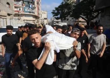 إسرائيل تقيد هجماتها بغزة وتتمسك بشروطها قبل أي انسحاب