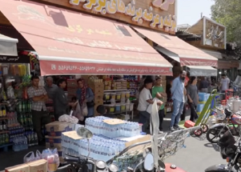 اسواق ايران تعانى من تدهور اسعار العملة مقابل الدولار
