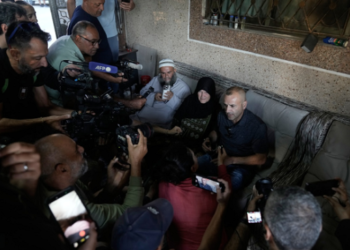 لؤي ريدي، فلسطيني أميركي يقيم في ولاية أوهايو ومالك أحد المنازل التي حاصرها مستوطنون إسرائيليون لأكثر من أسبوع، يتحدث إلى وسائل الإعلام بعد عودته من الولايات المتحدة،