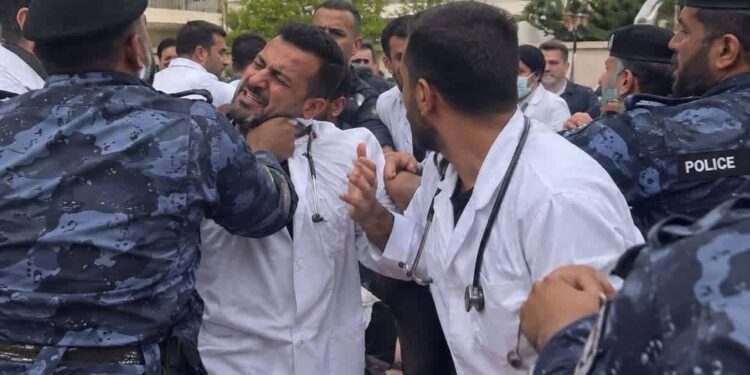 القطاع الصحي في غرب ليبيا يصعّد احتجاجاته.. 9 مطالب أمام حكومة الوحدة