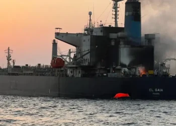 ناقلة نفط مستهدفة تصل ميناءً عُمانيًا.. البحث عن مفقودين مستمر