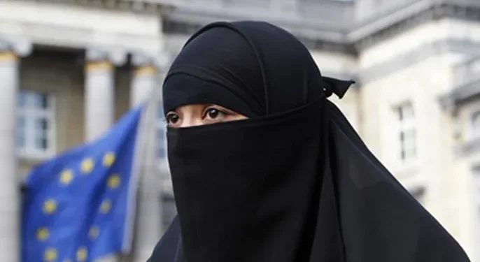 النقاب يعود إلى أوروبا.. حظر يتسع وأسئلة لا تنتهي