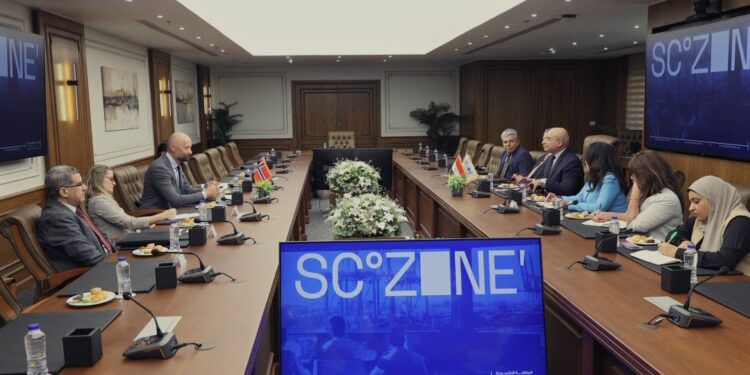 وفد الهيئة الاقتصادية لقناة السويس مع وفد نرويجى للاستثمار بالسخنة