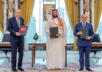 ابن سلمان واردوغان وشهباز شريف عقب توقيع اتفاقية مكة