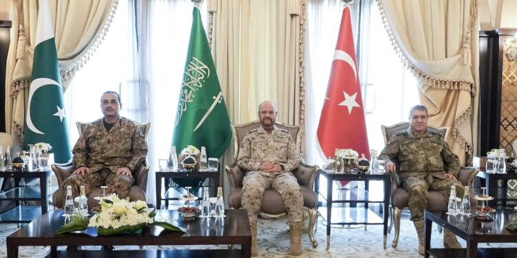 وزراء دفاع تركيا وباكستان والسعودية فى اتفاق مكة