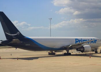 طائرة شحن بوينغ 767 تحمل شعار أمازون برايم إير على أرض المطار