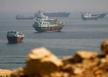 هجوم على ناقلة نفط يرفع مخاطر الملاحة في مضيق هرمز