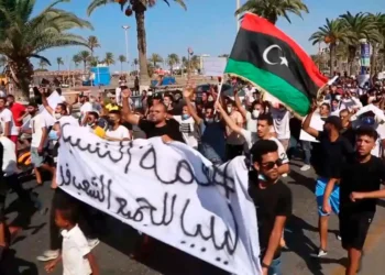 تصعيد نقابي غير مسبوق في ليبيا.. إغلاق كامل لمصفاة الزاوية وتلويح بإضراب عام للمعلمين بعد انقضاء مهلة 15 يومًا