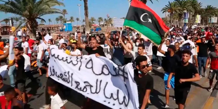تصعيد نقابي غير مسبوق في ليبيا.. إغلاق كامل لمصفاة الزاوية وتلويح بإضراب عام للمعلمين بعد انقضاء مهلة 15 يومًا