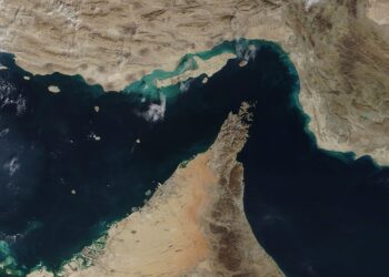 صورة فضائية لمضيق هرمز بين الساحل الإيراني وشبه جزيرة مسندم