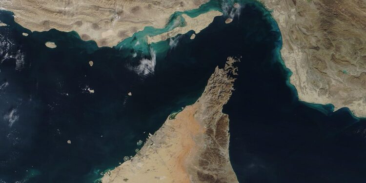 صورة فضائية لمضيق هرمز بين الساحل الإيراني وشبه جزيرة مسندم