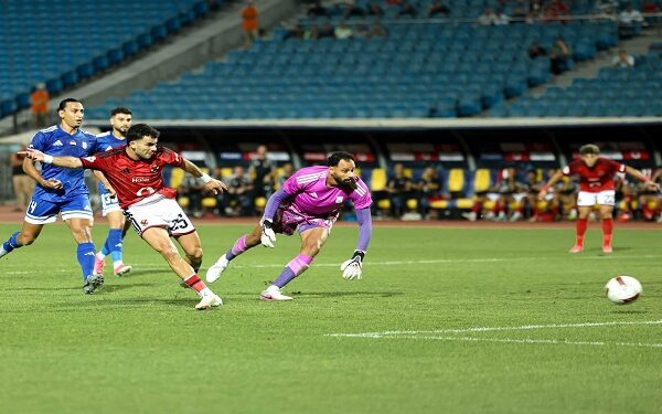 الأهلي يتصدر الدوري مؤقتًا بعد الفوز على أبو قير بثنائية