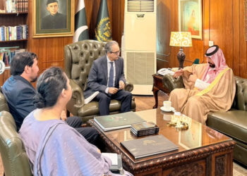 وزير الخارجية الباكستاني يبحث مع السفير السعودي تطورات المنطقة