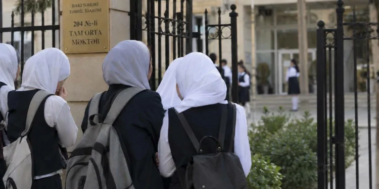 أزمة الحجاب في أذربيجان تشعل الاحتجاجات وتفتح معركة الحرية الدينية