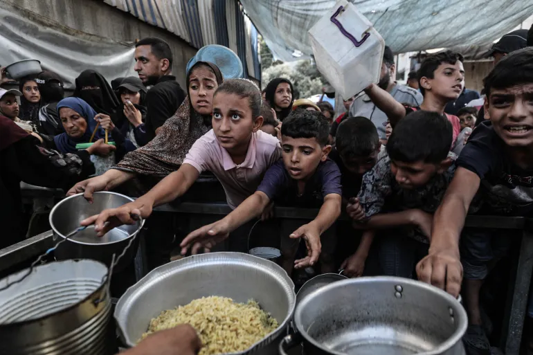 غزة تختنق بالجوع.. تقليص الإغاثة يضع نصف مليون فلسطيني أمام المجهول