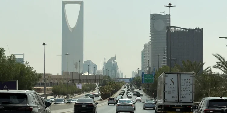 الرياض تعيد فتح مطارها جزئيا وسط تهديدات حوثية باستهدافه