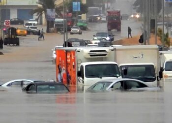 قتيل وصعق كهربائي وشوارع غارقة.. أمطار غزيرة تشل طرابلس الليبية