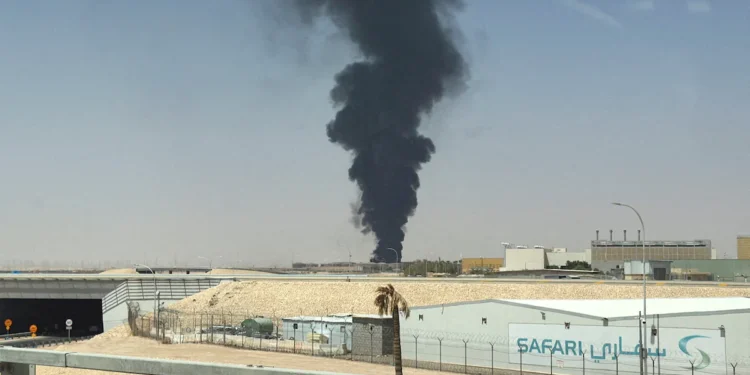 واشنطن تسحب عائلات موظفيها من السعودية وتحذر من هجمات جديدة